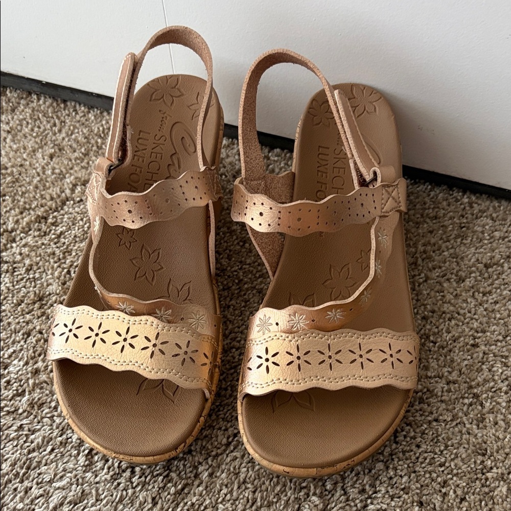 Cali from Skechers luxe foam size 7 small wedge rose gold